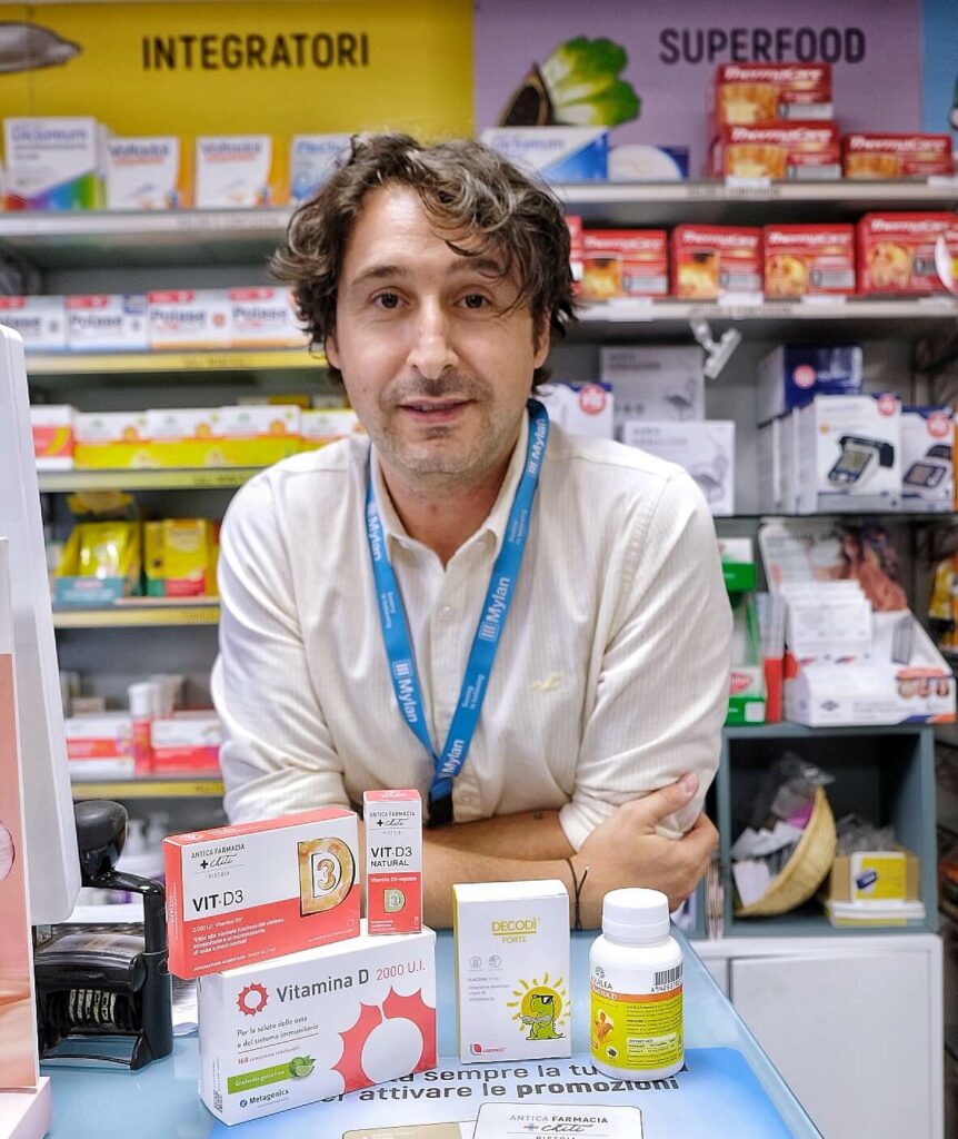 Il dott Francesco Lucarelli dell'antica famracia chiti con alcune degli integratori di vitamina d che consiglia ai suoi pazienti